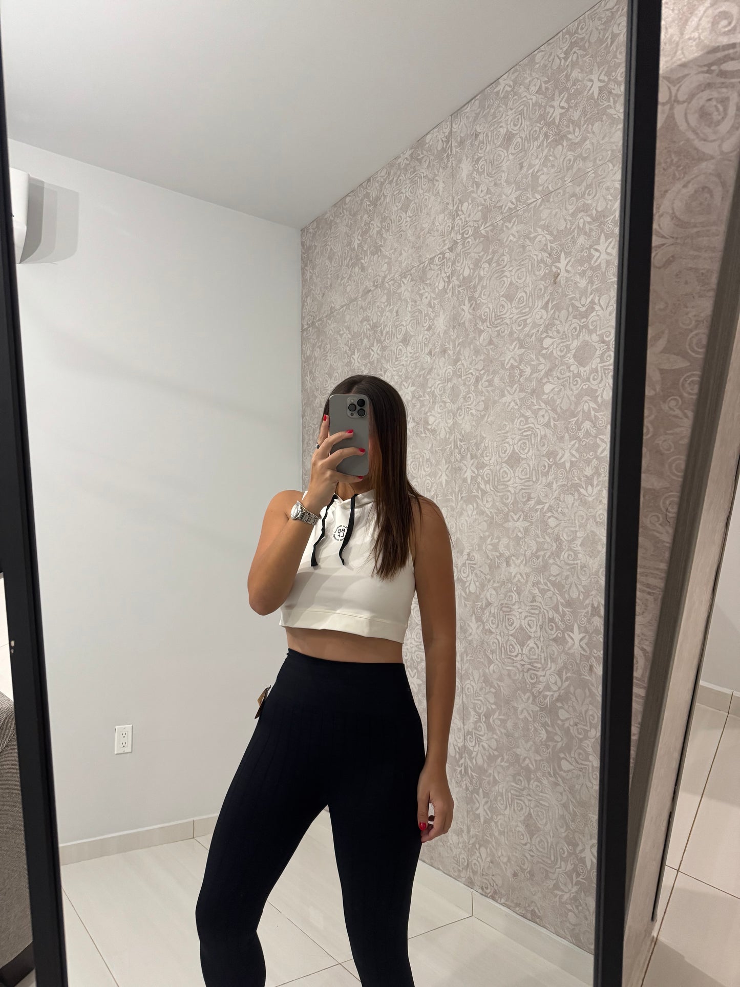 Crop top con hoodie deportivo