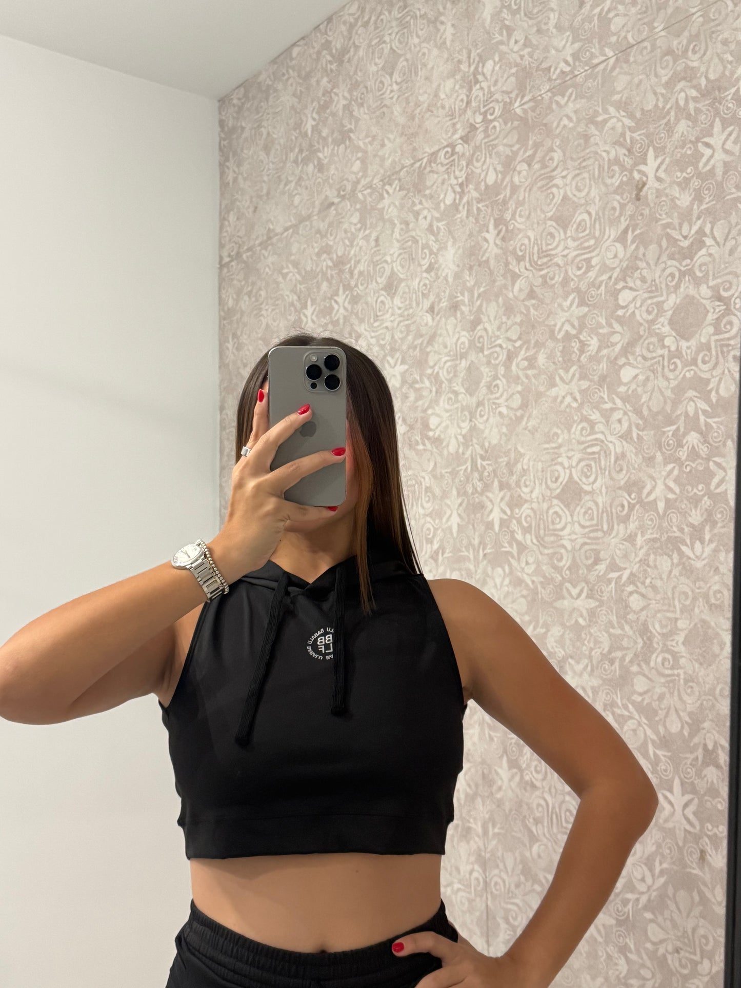 Crop top con hoodie deportivo
