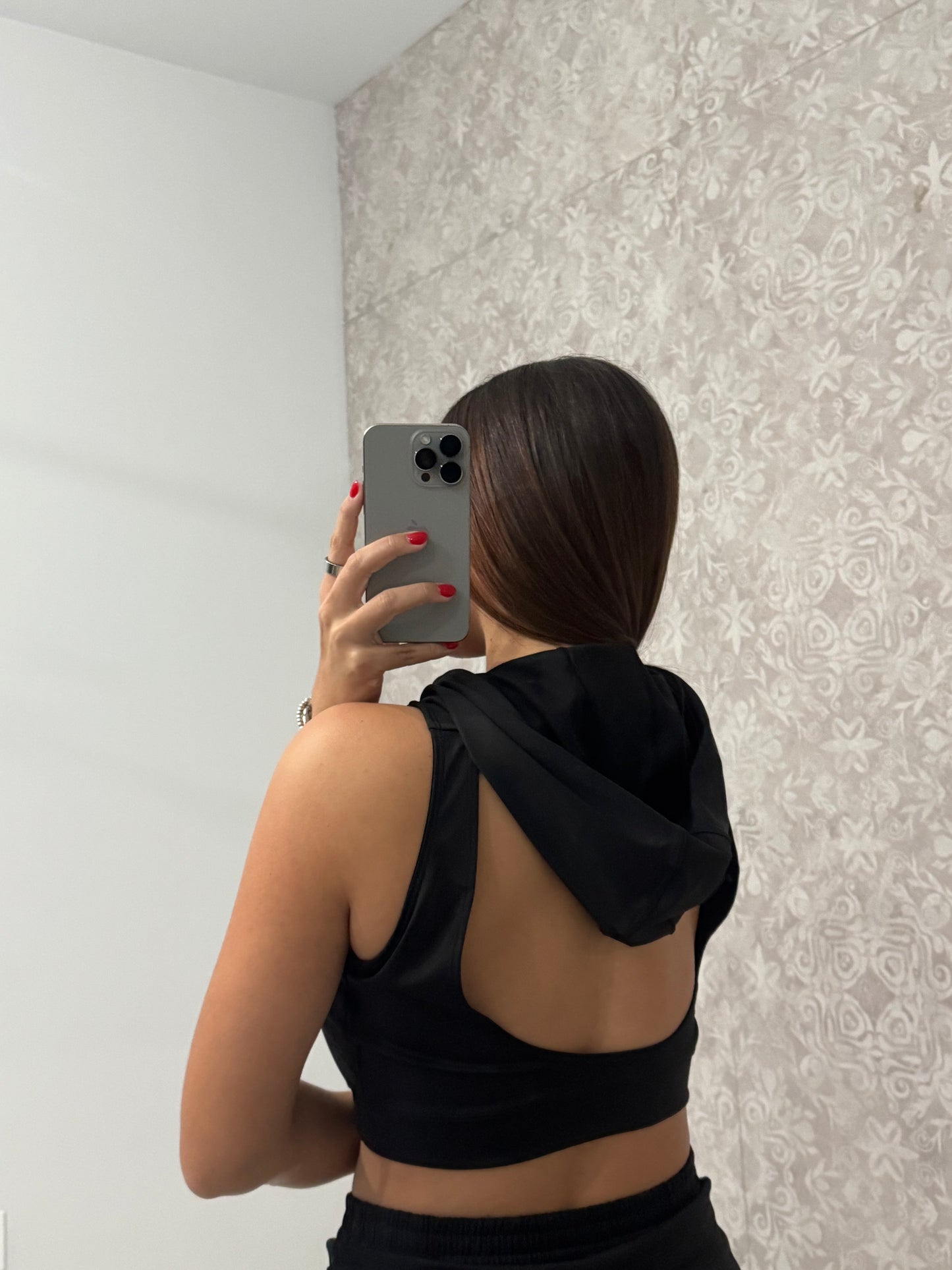 Crop top con hoodie deportivo