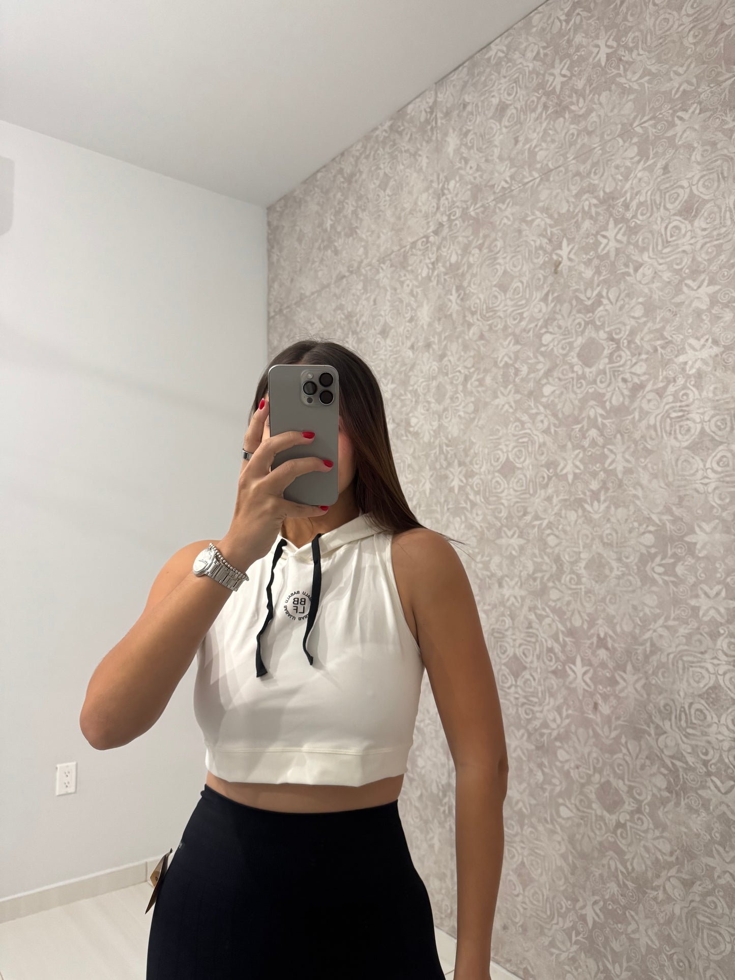 Crop top con hoodie deportivo